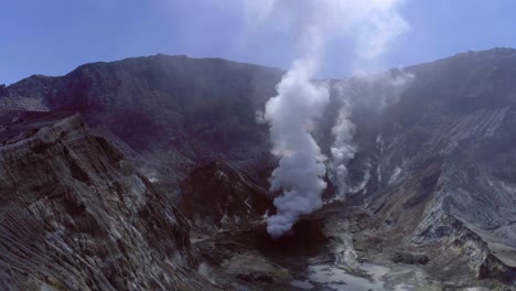 cráter de la isla blanca whakaari con penacho de humo, volcán activo, antena