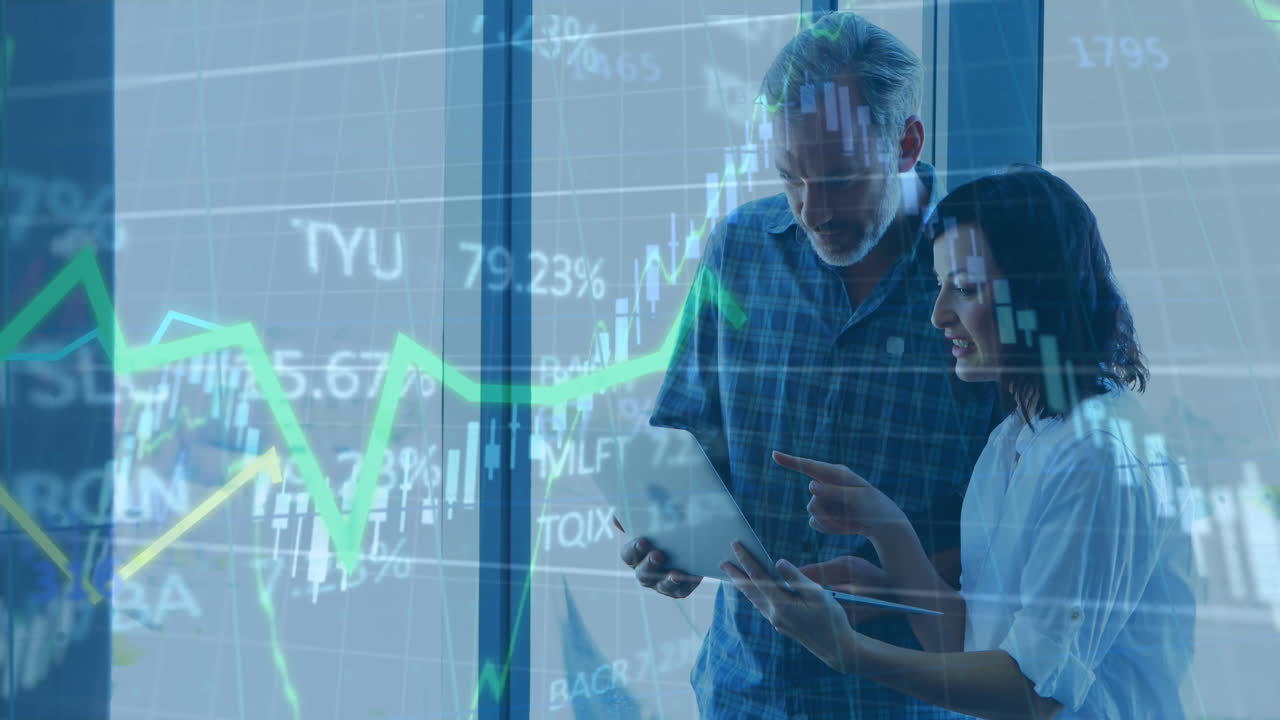 animación del procesamiento de datos financieros y bursátiles sobre hombres y mujeres diversos que discuten en la oficina