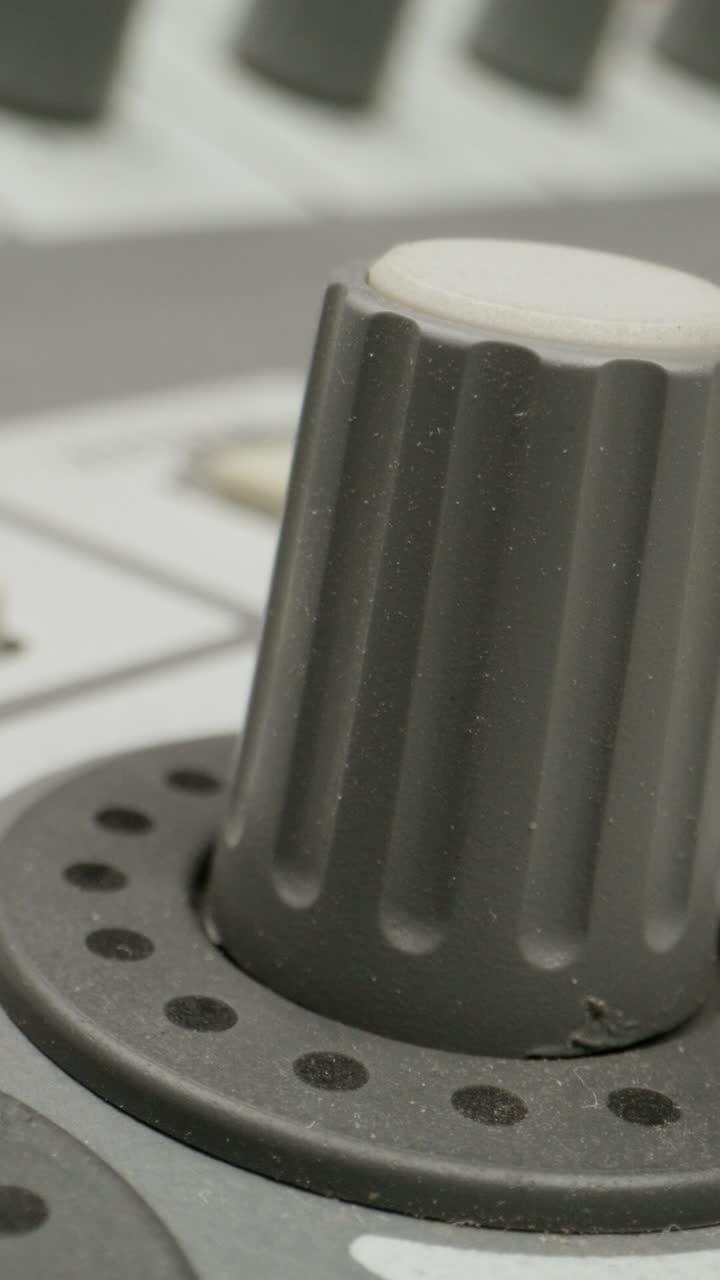 primer plano de un panel de control con botones