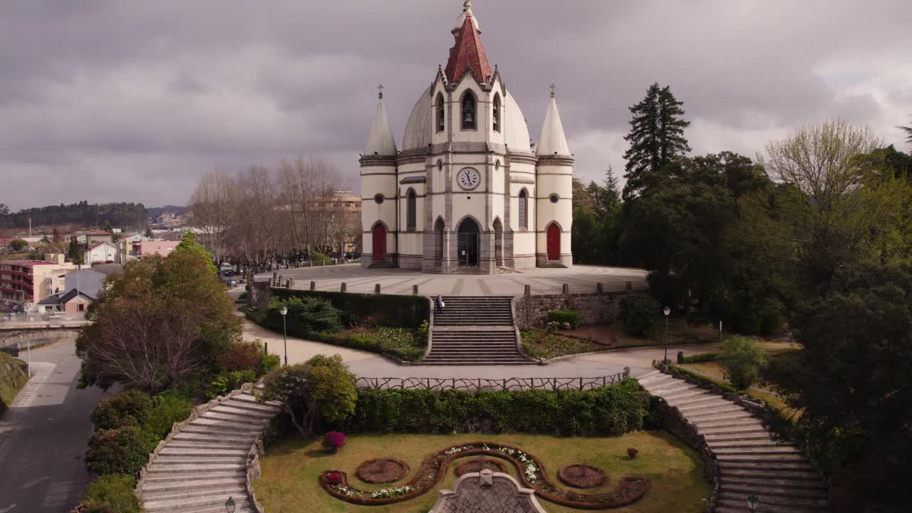 Chiesa e alberi a Penafiel, Portogallo, Porto