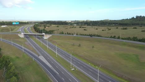 Luftdrohne-Der-Autobahn-Brückenkreuzung,-Die-Die-Straße-überquert