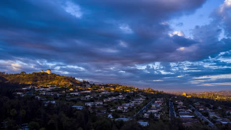 hiperlapso de drones sobre hollywood con el observatorio griffith en la colina a la vista
