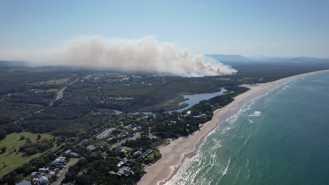 panorámica aérea de la bahía de byron y el área de conservación estatal de cape byron en el noroeste de australia