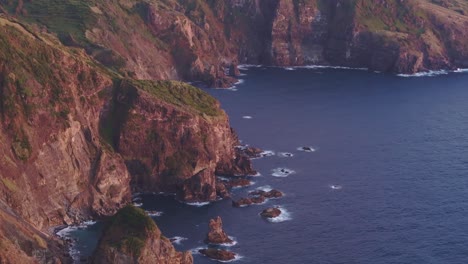 fotografía aérea de la costa accidentada en flores azores durante la puesta del sol