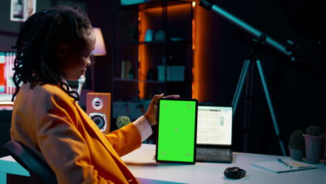 university student looking at greenscreen on tablet learning to use cash plan