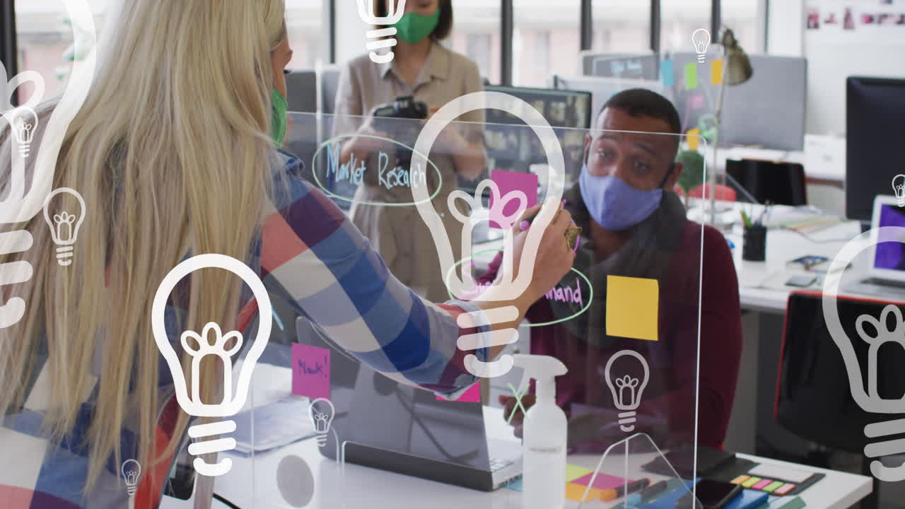 다양한 사업가들이 얼굴 마스크를 쓰고 메모를 하는 미디어 아이콘의 애니메이션