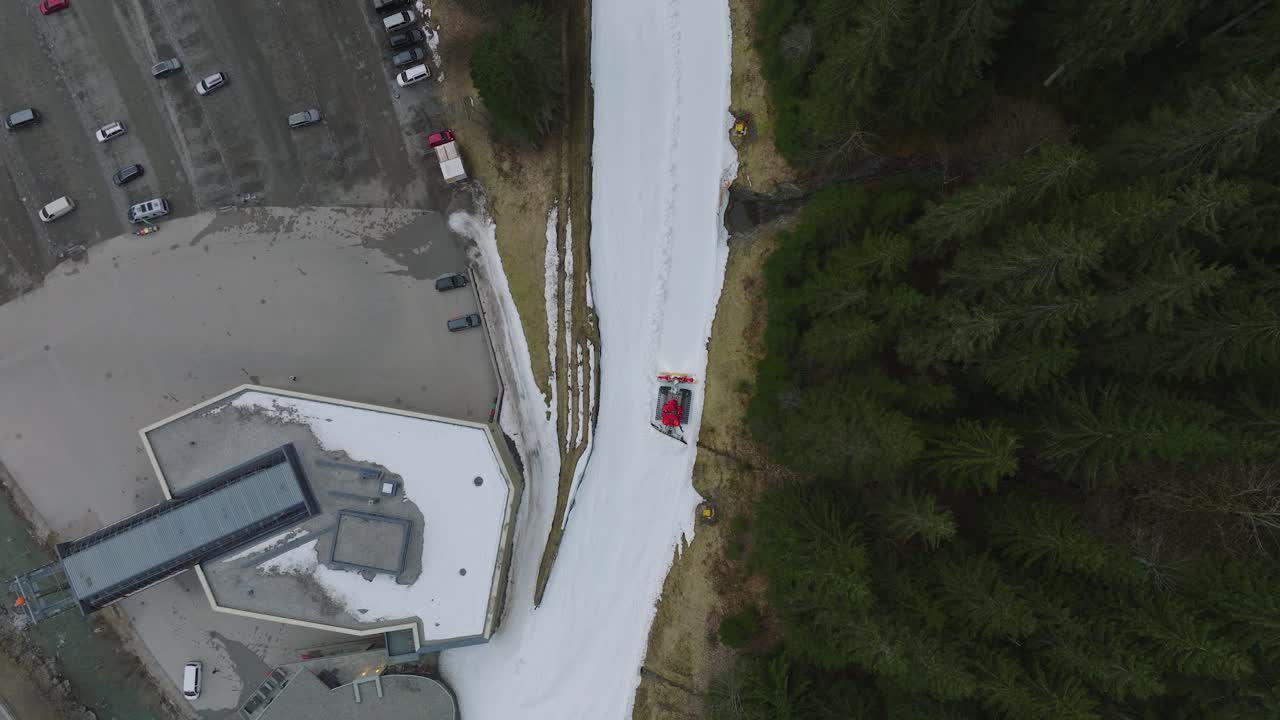 눈 인 경사와 소나무가 있는 saalbach-hinterglemm 스키 리조트, 공중 사진