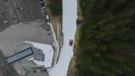 Skigebiet-Saalbach-Hinterglemm-Mit-Schneebedecktem-Hang-Und-Kiefern,-Luftaufnahme