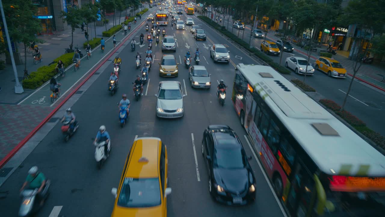 타이베이, 타이완 - 늦은 저녁 타이베이 시의 신이 금융 구역의 비는 거리