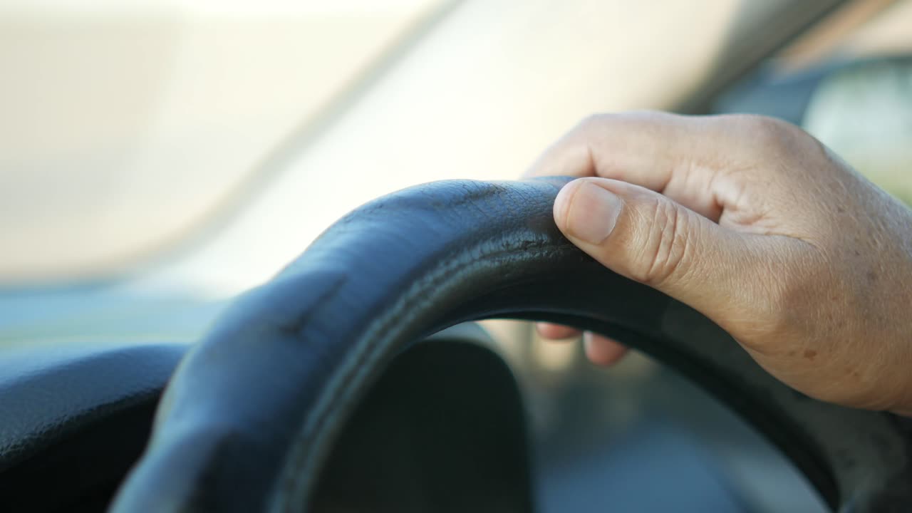 은 스티어링 에 운전자의 손