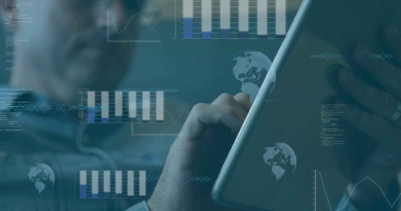 Analista tocando y deslizando una tableta, analizando datos tecnológicos, gráfico llenándose, esferas moviéndose y código fluyendo.