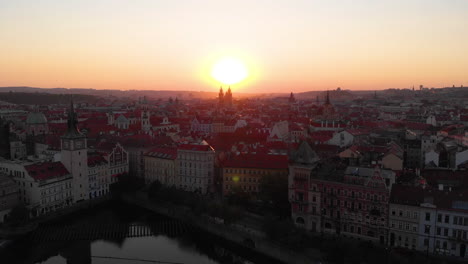 Vista-Aérea,-Salida-Del-Sol-Con-La-Ciudad-De-Fondo,-Praga,-República-Checa