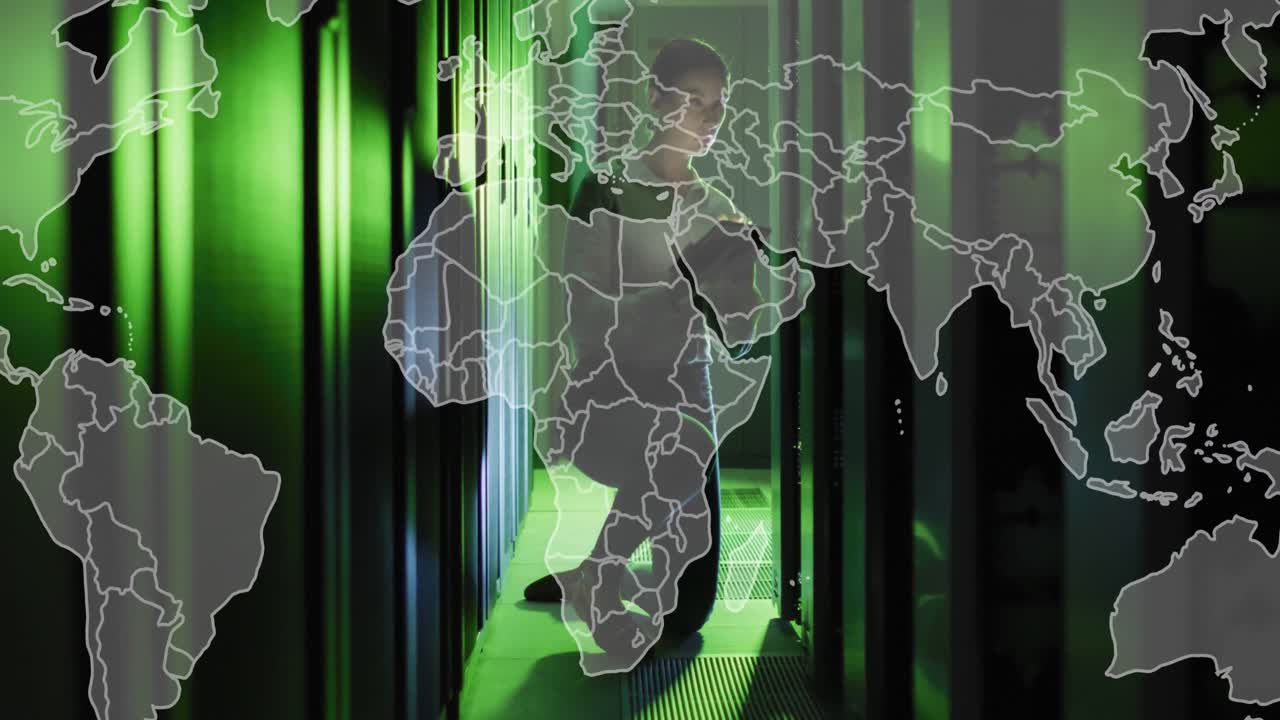 animazione di una mappa del mondo contro un'ingegnere donna caucasica che usa un tablet digitale nella stanza del computer