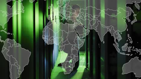 animación del mapa del mundo contra una ingeniera caucásica que usa una tableta digital en la sala de computadoras