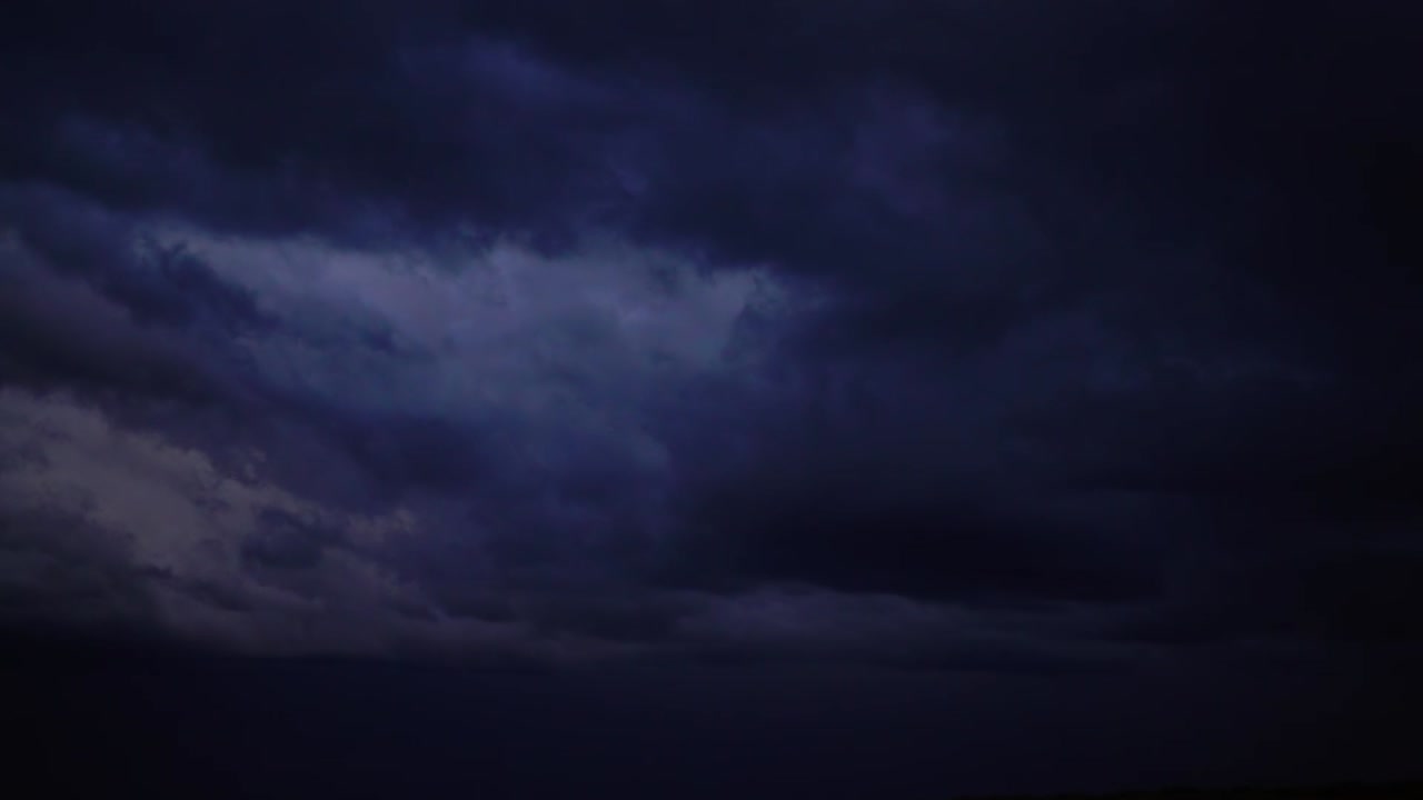 Nubes de tormenta y relámpagos en el cielo
