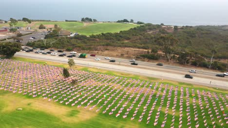 Tráfico-A-Lo-Largo-Del-Parque-De-Ex-Alumnos-En-La-Universidad-De-Pepperdine-Con-Banderas-Ondeantes-En-Honor-Al-Ataque-Del-11-De-Septiembre-En-Malibu,-California