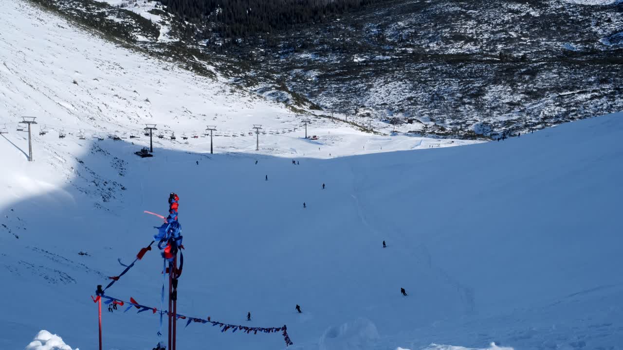 산에 있는 눈 인 스키 리조트