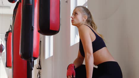 boxeadora relajándose en el estudio de fitness 4k