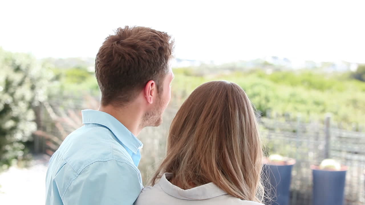 먼 곳 을 바라보는 부부