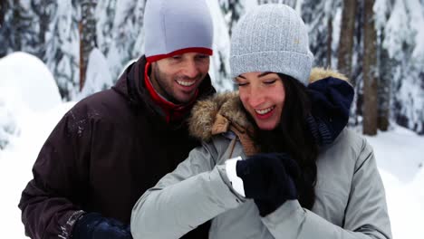 pareja feliz usando reloj inteligente y teléfono móvil durante el invierno 4k