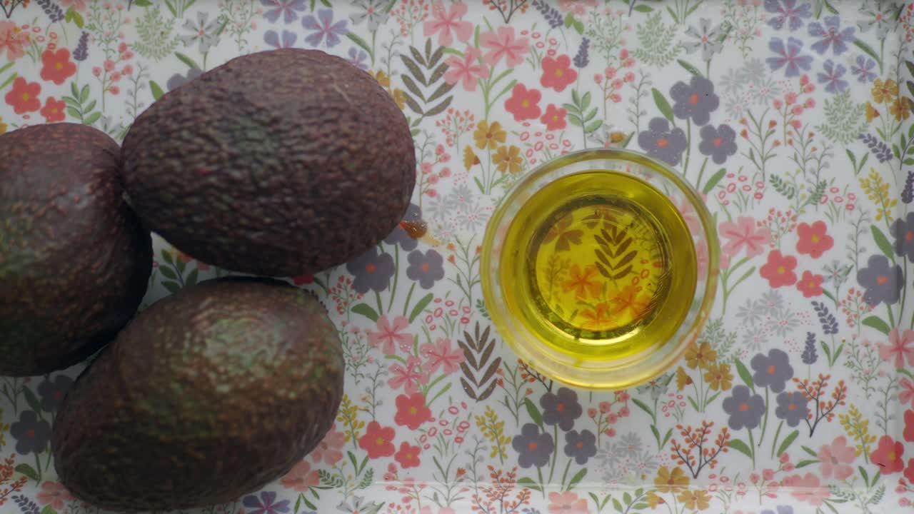 아보카도와 아보카도의 기름은 꽃 트레이에