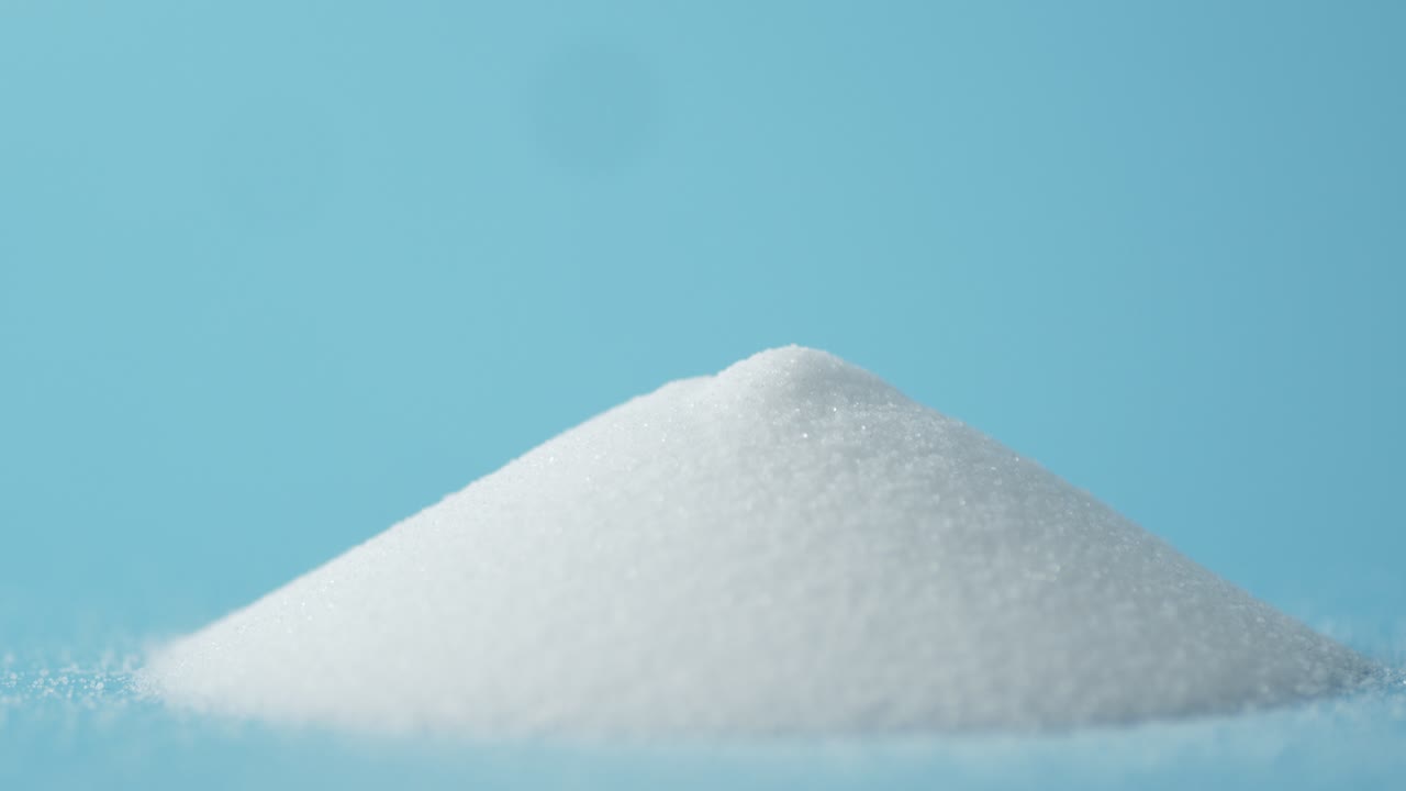 un montón de sal en la mesa está girando lentamente.