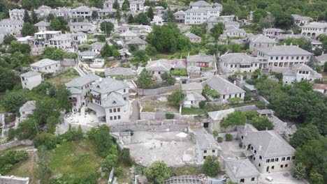 Pueblo-Papigo-Grecia-Toma-Aérea-Con-Plataforma-Rodante-Que-Muestra-Casas-De-Piedra