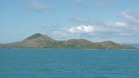 whitsundays, queensland, australia의 흐린 푸른 하늘 아래 해밀턴 섬의 아름다운 풍경