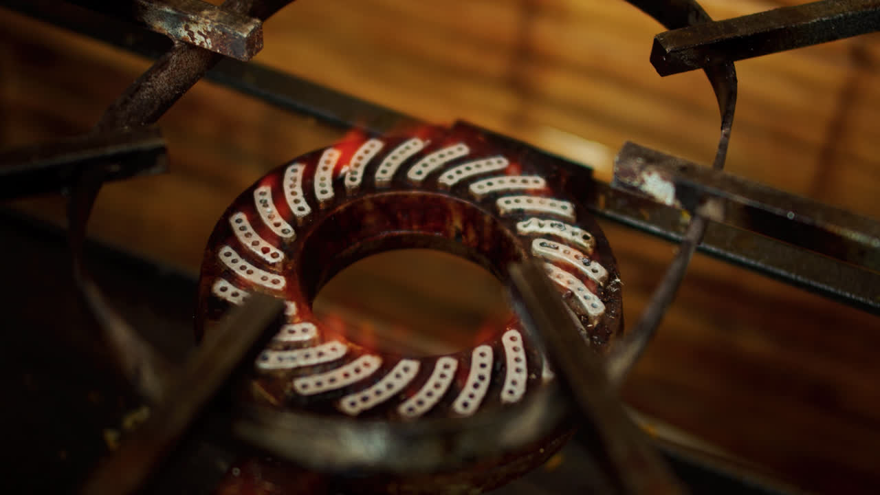 increíble movimiento lento detalle tiro de una estufa de cocina como el fuego está encendido para cocinar