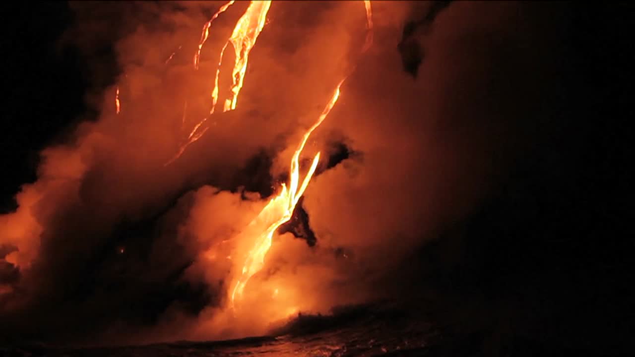 espectacular flujo de lava nocturno desde un volcán hacia el océano 2
