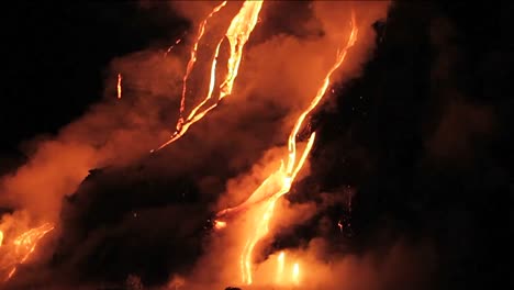 espectacular flujo de lava nocturno desde un volcán hacia el océano 2