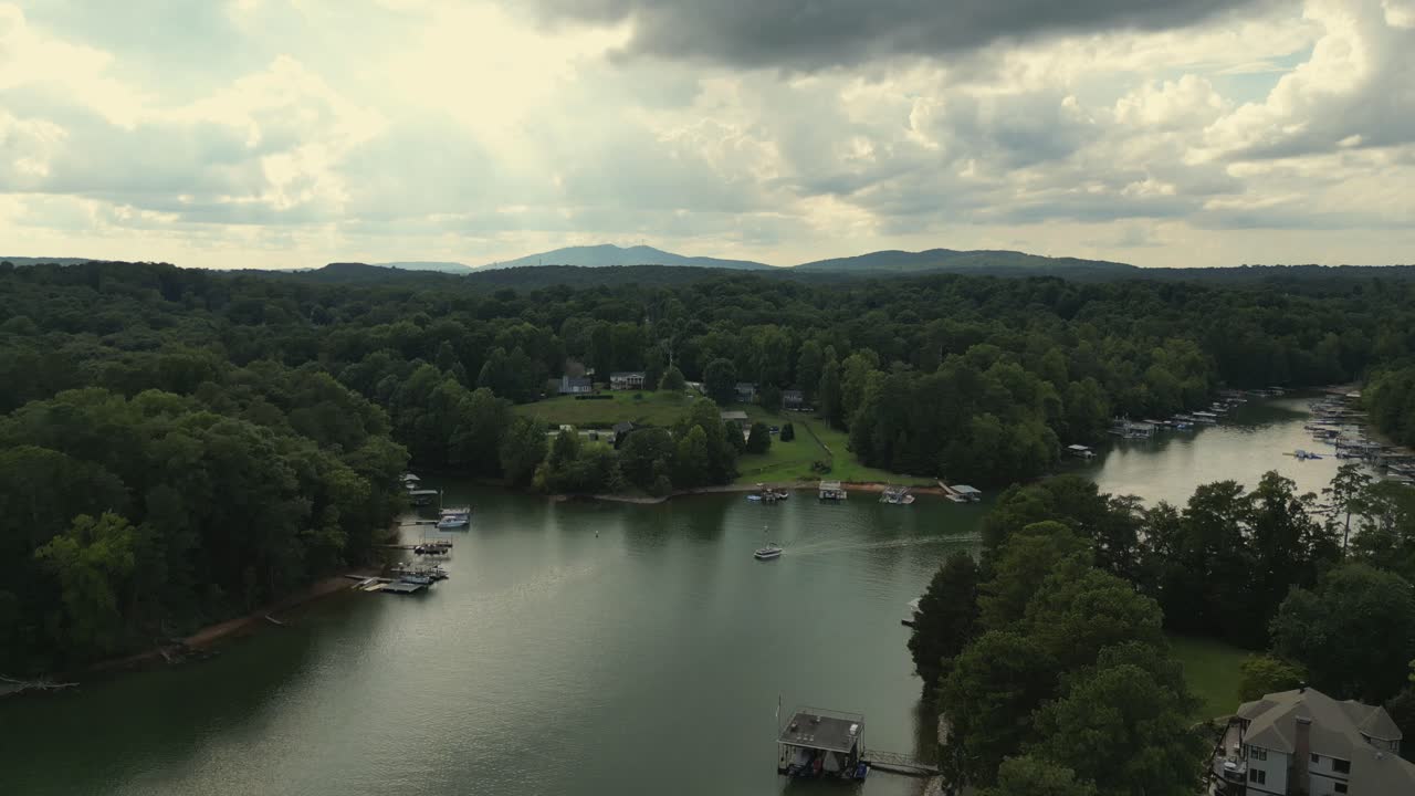 vista aérea del lago lanier y colinas en el fondo