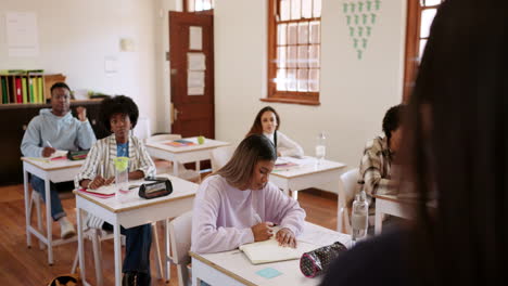 universidad, profesor en clase