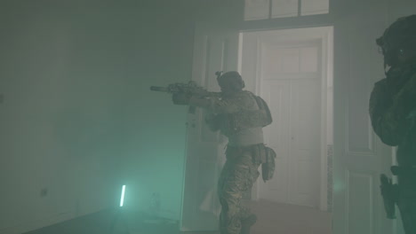 soldados abriendo la puerta y entrando en una habitación