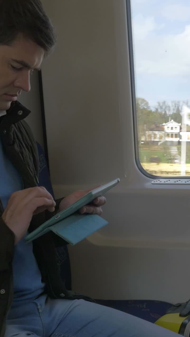 hombre usando tableta en el tren