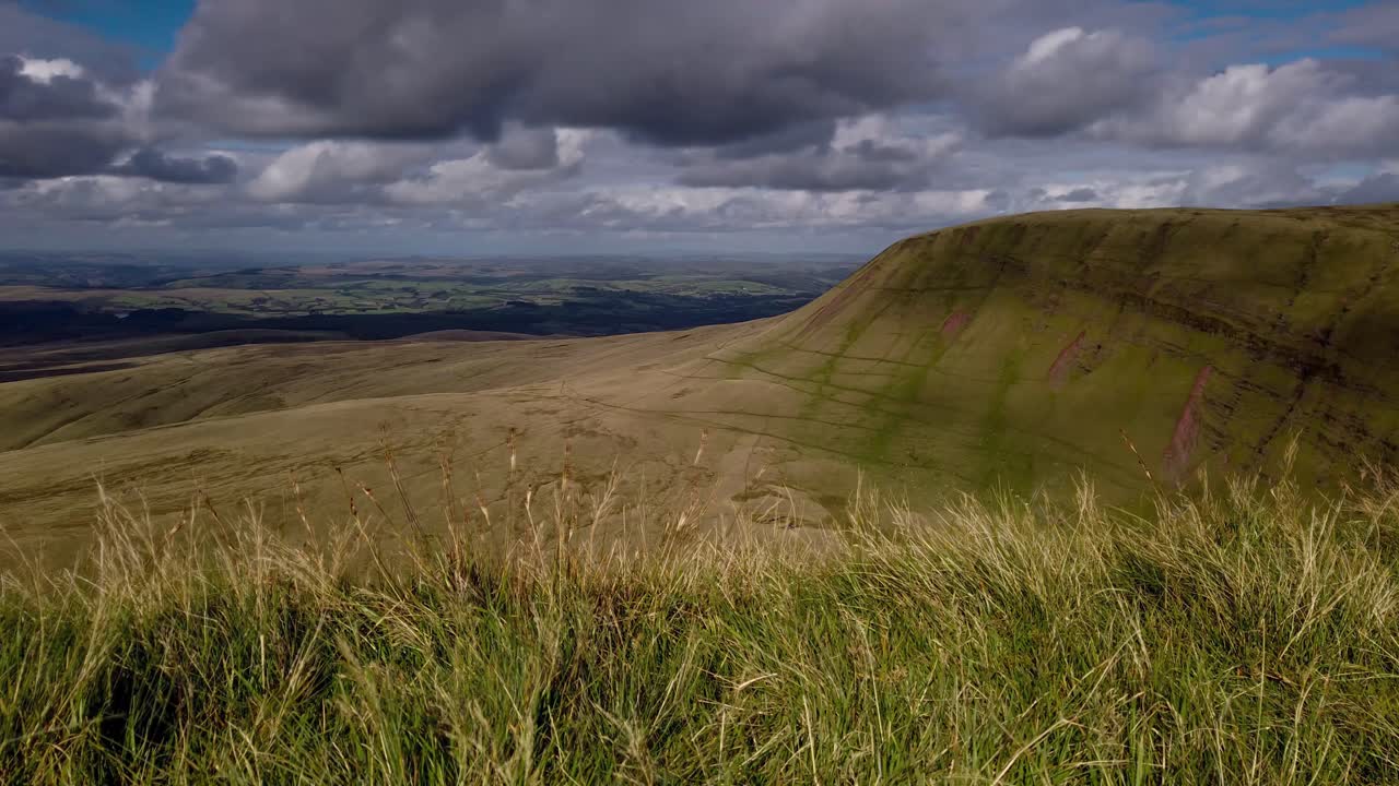 timelapse dramático en el parque nacional de brecon beacons que muestra un hermoso paisaje natural durante el día ventoso