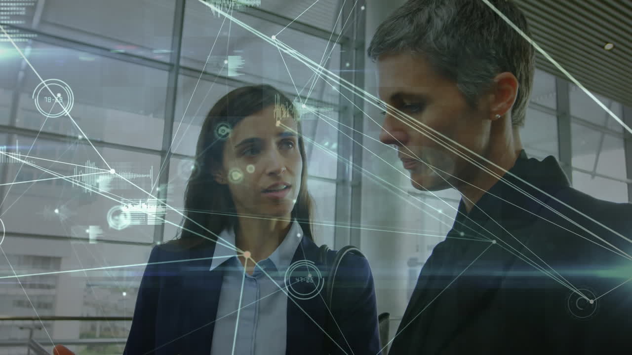 animación de la red de conexiones y procesamiento de datos sobre dos mujeres diversas discutiendo en la oficina