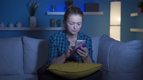 en casa por la noche, la mujer enojada es irritable y caprichosa para el mensaje telefónico.