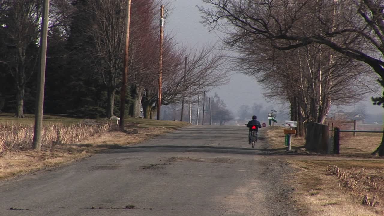 자전거를 타는 아미쉬 아이의 롱샷