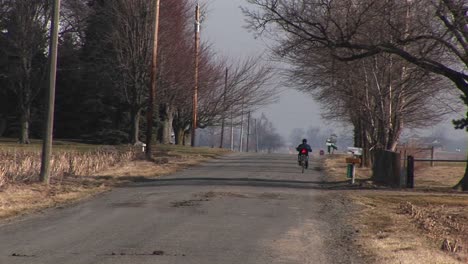 Totale-Eines-Amish-Kindes,-Der-Fahrrad-Fährt