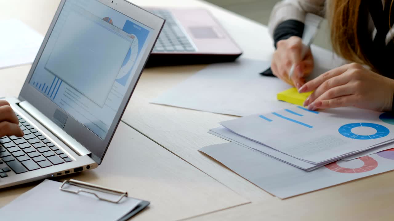 papeleo de negocios trabajador de oficina escritura mecanografía