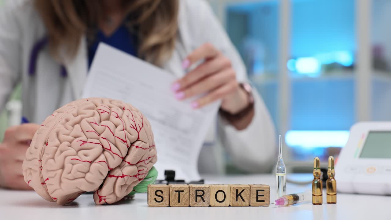Ahşap bloklar, doktor hasta belgelerini incelerken 'inme' kelimesini oluşturuyor.