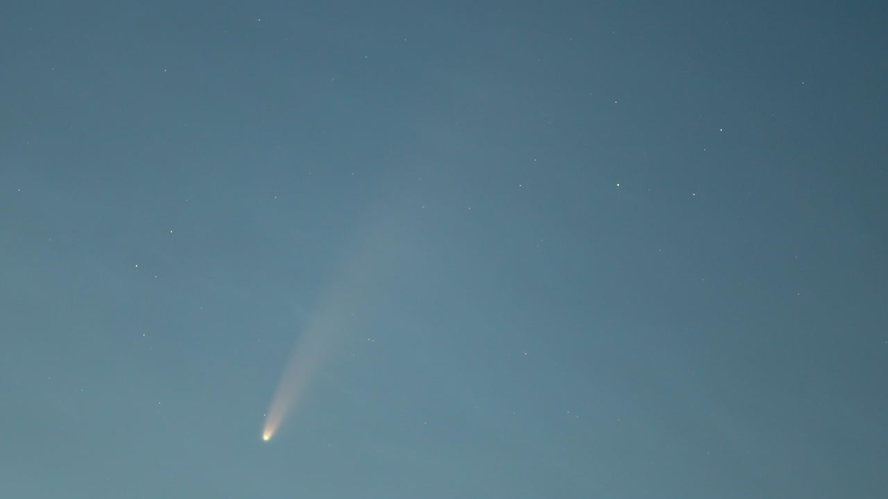Comet C-2020 F3 NEOWISE time-lapse with noctilucent cloud background