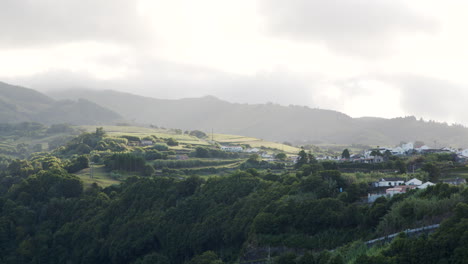 Bergdorf-Auf-Der-Insel-São-Miguel-Auf-Den-Azoren-Bei-Sonnenuntergang