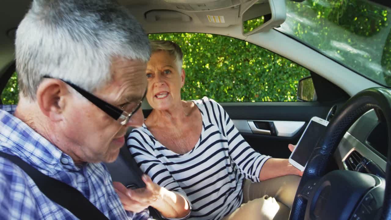 pareja de ancianos discutiendo en el coche