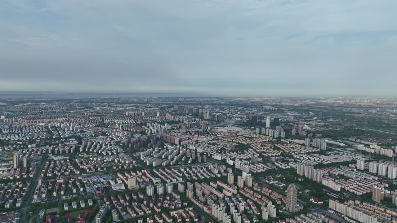 드론에서 도시의 스카이 라인 줄에 있는 건물의 공중 전망