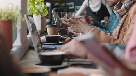 diversas personas de negocios manos usando computadoras portátiles en una cafetería concurrida bulliciosa con actividad trabajando en línea navegando compartiendo comunicación de correo electrónico digital
