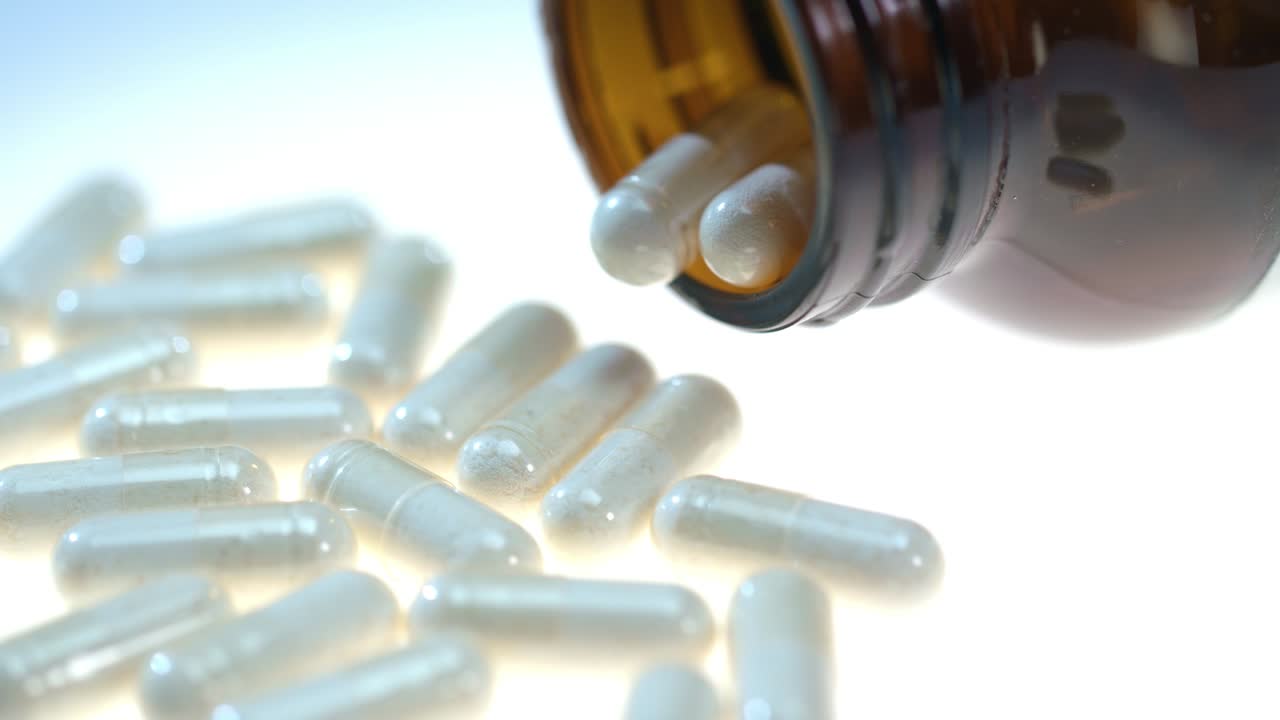 píldoras de hierbas en la mesa blanca. producción farmacéutica. cápsula de hierbas en el tubo