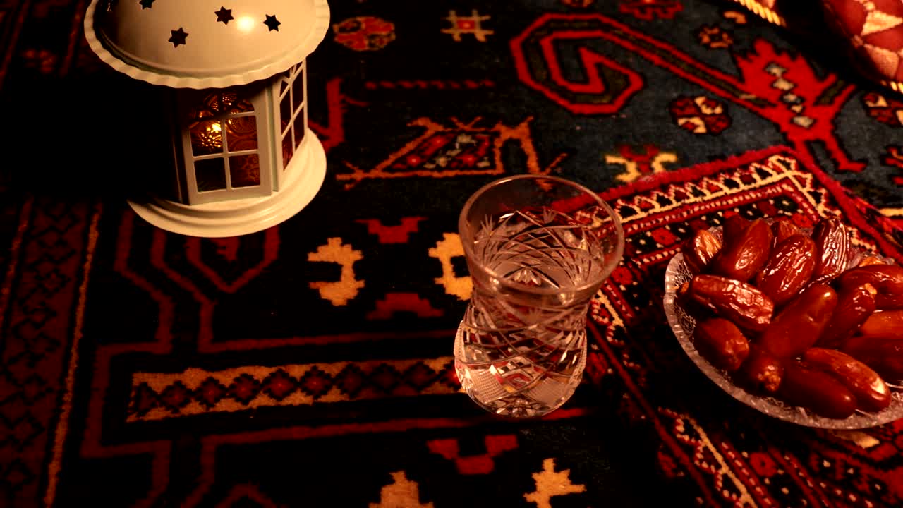 이프타르는 저녁 식사입니다. 장식의 슬라이더 뷰 라마단 카림 휴일 축제 축하 카드, 무슬림의 거룩한 달 라마단의 카림에 대한 초대. 어두운 배경. 선택적 초점