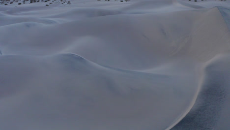 volando bajo sobre las dunas de arena